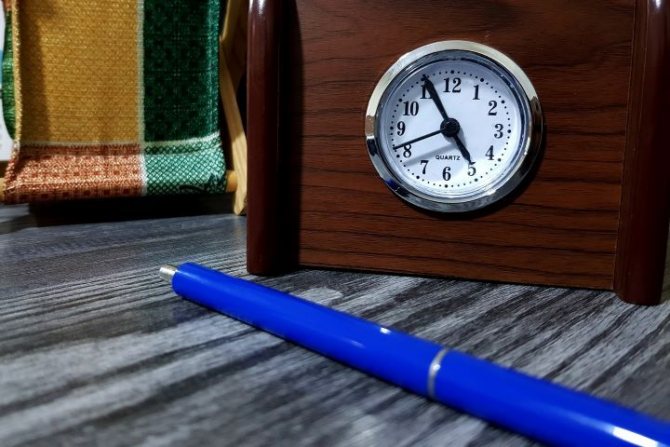 Часы и синяя ручка