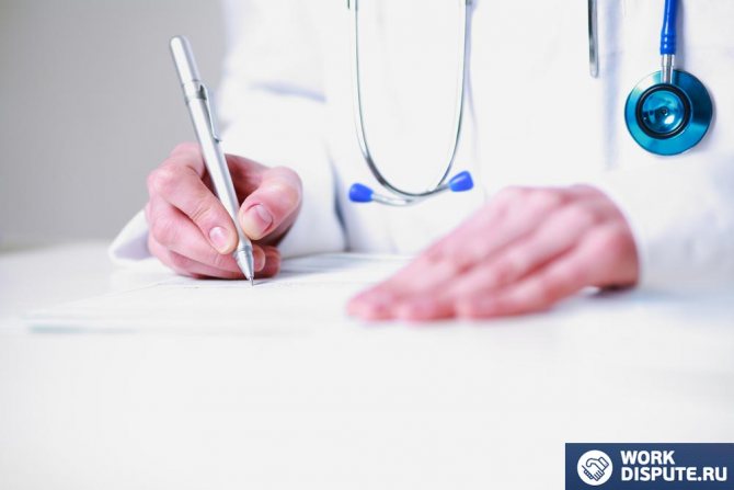 женщина-доктор пишет ручкой на бумаге